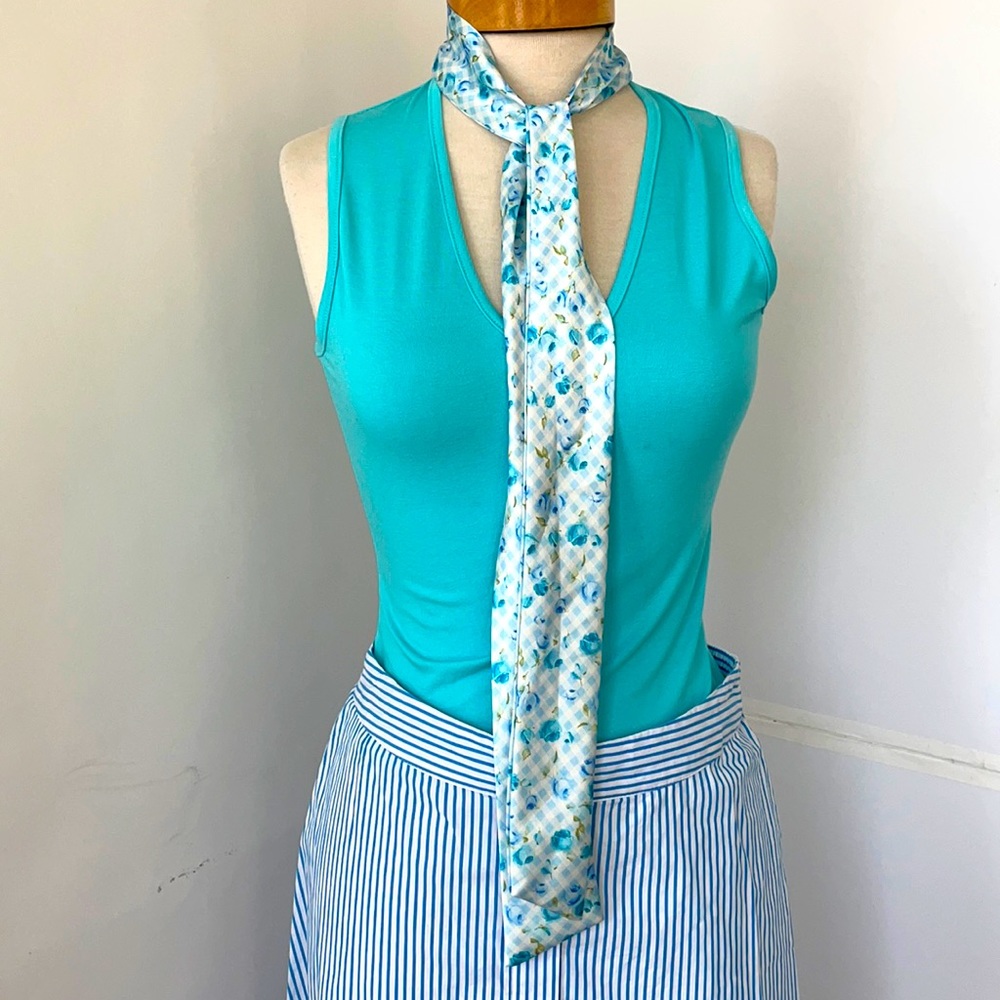 Sleeveless v neck /floral attached-tie scarf, SM